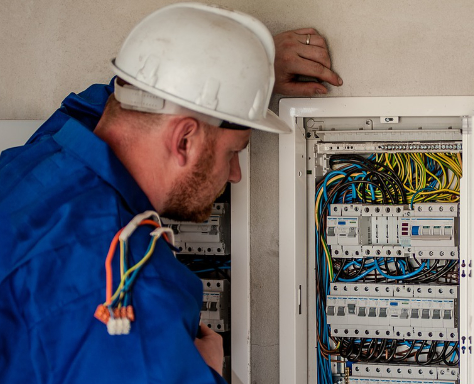 Técnico revisando un tablero eléctrico