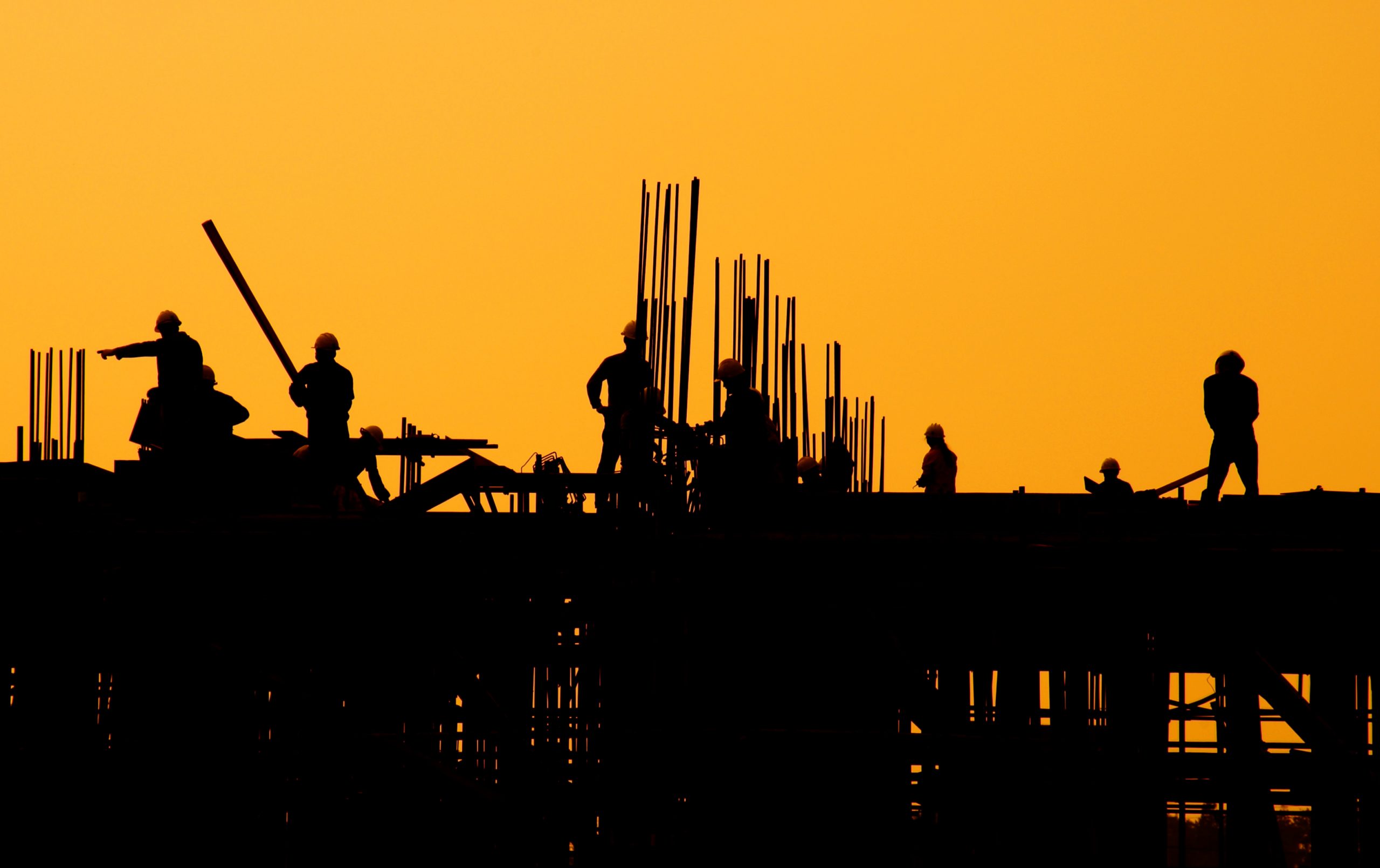 Personal industrial trabajando al atardecer